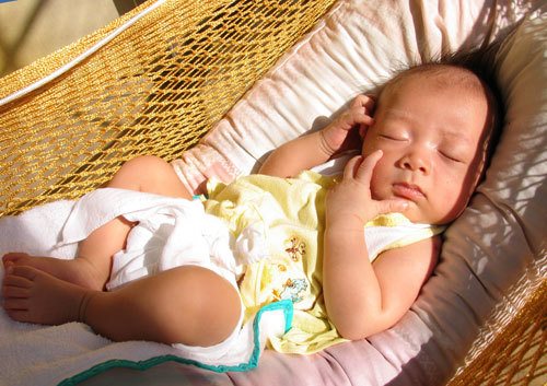 cách tắm nắng cho trẻ sơ sinh