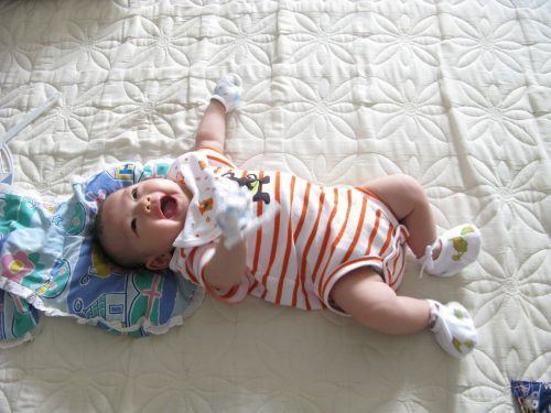 Trẻ sơ sinh có thể tắm nắng trong nhà