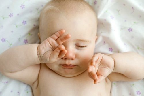 hạn chế cho trẻ dụi mắt