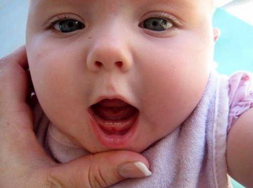 kiểm tra răng khi bé sốt