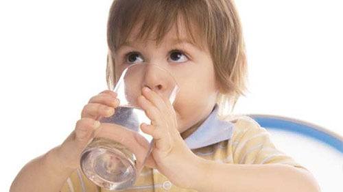 cho trẻ uống nước khi tiêu chảy