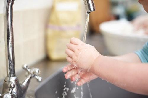 rửa tay phòng ngừa bệnh trong mùa mưa