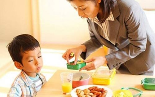 hạn chế cho trẻ ăn thực phẩm cứng