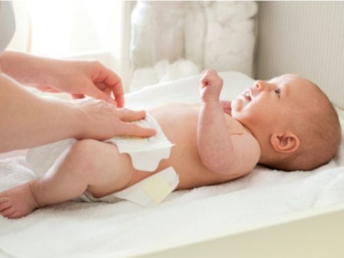 xử lý khi phân trẻ sơ sinh có mùi chua
