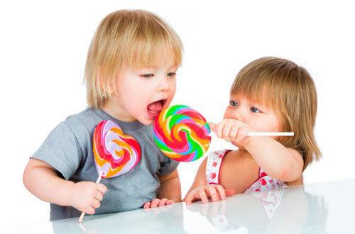 không nuông chiều thói quen ăn bánh kẹo của trẻ