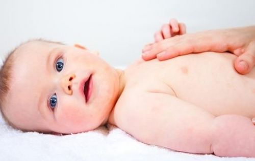 cha mẹ làm gì khi trẻ xì hơi nhiều
