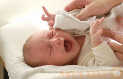 làm thế nào khi trẻ sốt co giật