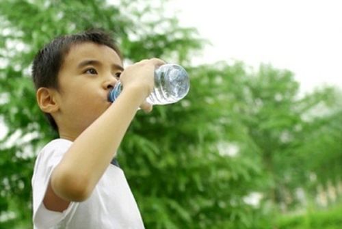 cho trẻ uống nhiều nước khi nắng nóng