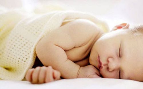 tư thế ngủ tốt cho trẻ sơ sinh