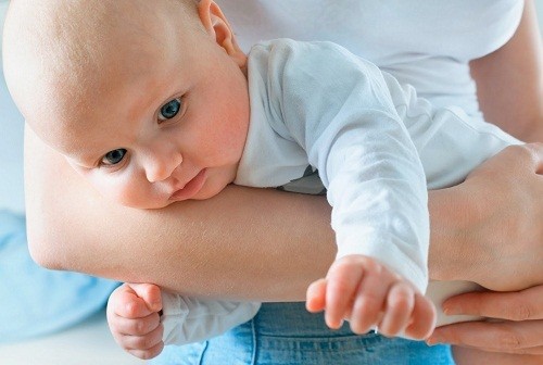 Trẻ đầy bụng khó tiêu phải làm sao