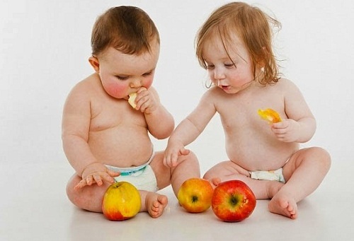 trẻ ăn hoa quả