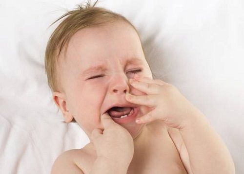Trẻ mọc răng bị rối loạn tiêu hóa