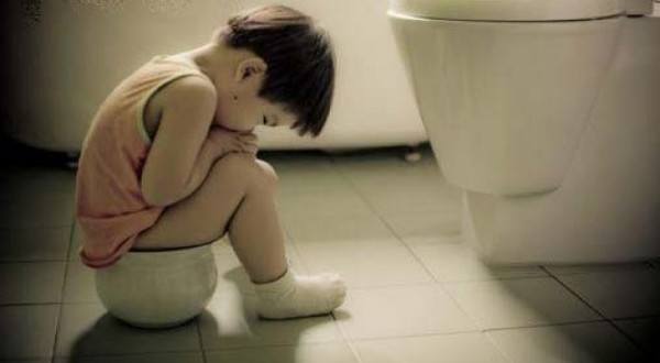 nhận biết dấu hiệu rối loạn tiêu hóa ở trẻ em- trẻ bị táo bón