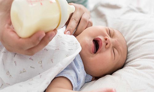 Trẻ sơ sinh rất hay bị sặc sữa khi bú mẹ hay bú bình