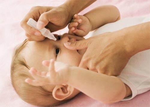 Mẹ hãy tra nước muối sinh lí thường xuyên cho trẻ bị đau mắt đỏ