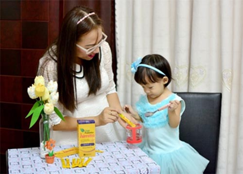 Trẻ sử dụng Himita để tăng cường sức đề kháng