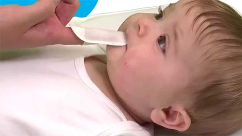 Vệ sinh miệng trẻ sơ sinh thường xuyên để giảm chảy nước miếng nhiều