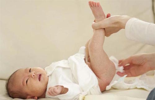 Phân trẻ sơ sinh có mùi chua, sủi bọt, đi ngoài nhiều, mẹ cần đưa trẻ đến bệnh viện