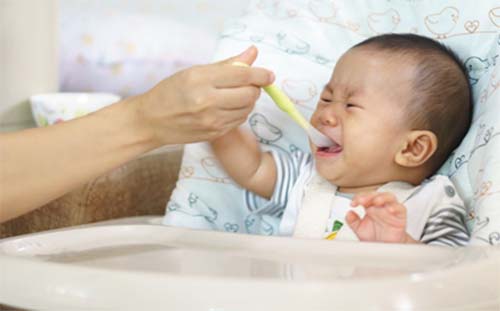Trẻ sơ sinh uống sữa công thức không phù hợp cũng khiến men gan tăng cao