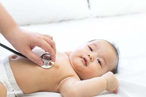 Hãy cho trẻ đi khám nếu thấy hiện tượng xì hơi nhiều lần kéo dài