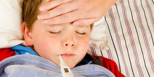 Hãy theo dõi thường xuyên nhiệt độ của trẻ khi trẻ bị số co giật