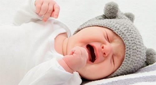 Trẻ có thể khóc thét lên khi bị sốt co giật