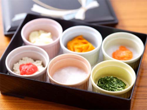 Trong ăn dặm kiểu Nhật, các món ăn nấu riêng lẻ, không trộn chung