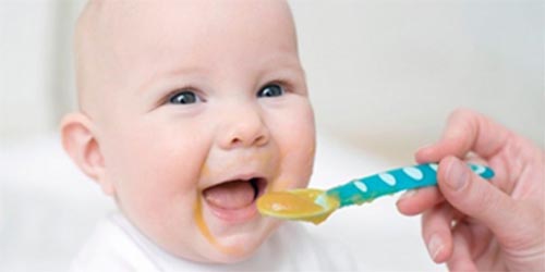 Cho bé ăn đầy đủ nhiều nhóm thực phẩm để con cải thiện cân nặng