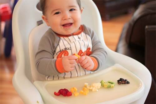 Hãy cho bé ngồi ghế ăn khi bắt đầu ăn dặm theo phương pháp BLW