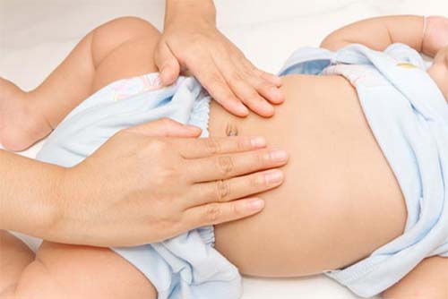 Trẻ dễ bị đầy bụng do ăn dặm quá sớm