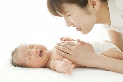 Mẹ nên xử lý thế nào khi trẻ bị đầy bụng?