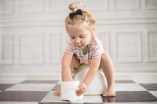 Thói quen đại tiện không đúng giờ có thể gây chứng táo bón ở trẻ nhỏ