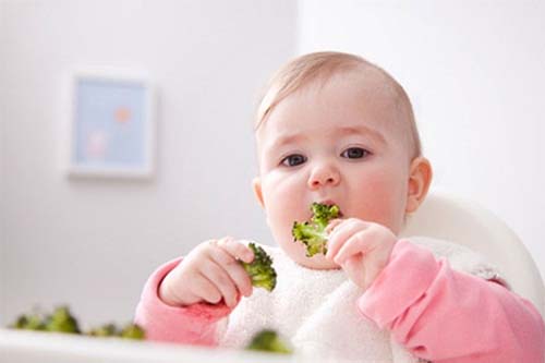 Cho trẻ ăn nhiều rau xanh để hạn chế chứng táo bón