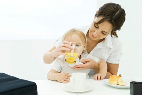 Trẻ bị tiêu chảy, rối loạn tiêu hóa nên cho ăn sữa chua, uống nước trái cây