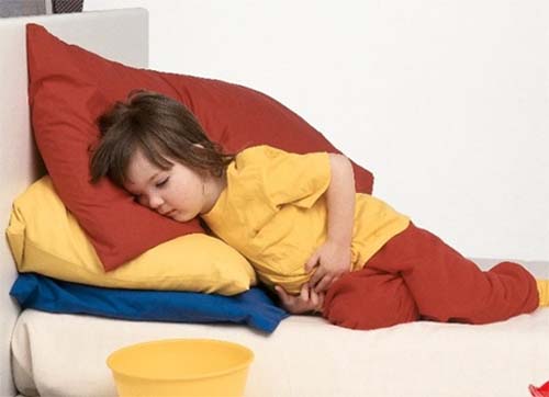 Trẻ bị tiêu chảy thường kèm theo triệu chứng đau bụng, nôn mửa