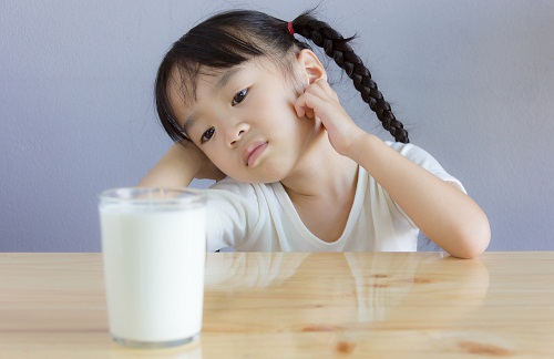 trẻ bị rối loạn tiêu hóa có nên uống sữa?