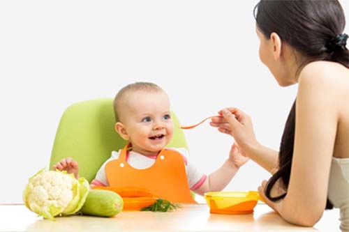 Cách cho bé ăn dặm đúng cách lần đầu tiên