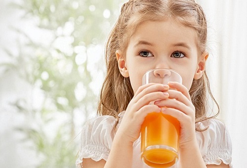 Trẻ bị rối loạn tiêu hóa có nên uống nước cam không