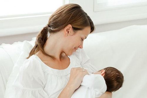 Trẻ bú sữa mẹ