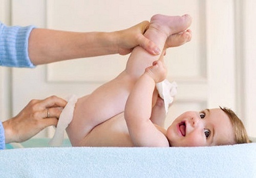 Trẻ sơ sinh đi ngoài có mùi chua