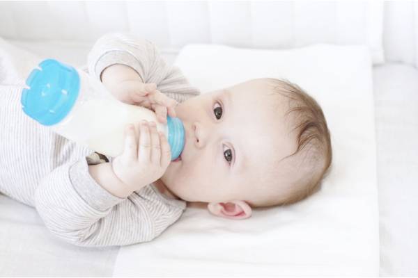 trẻ bị tiêu chảy có nên uống sữa?
